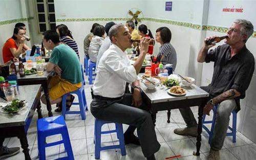 Cựu Tổng thống Obama ăn bún chả uống bia ở Hà Nội. (Nguồn ảnh: baomai.blogspot.com)